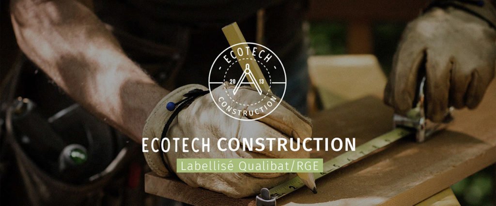 Ecotech Construction : Entreprise de bâtiment Qualibat RGE Menuisier mesurant du bois, gants de travail. Logo Ecotech Construction et mention Labellisé Qualibat/RGE.