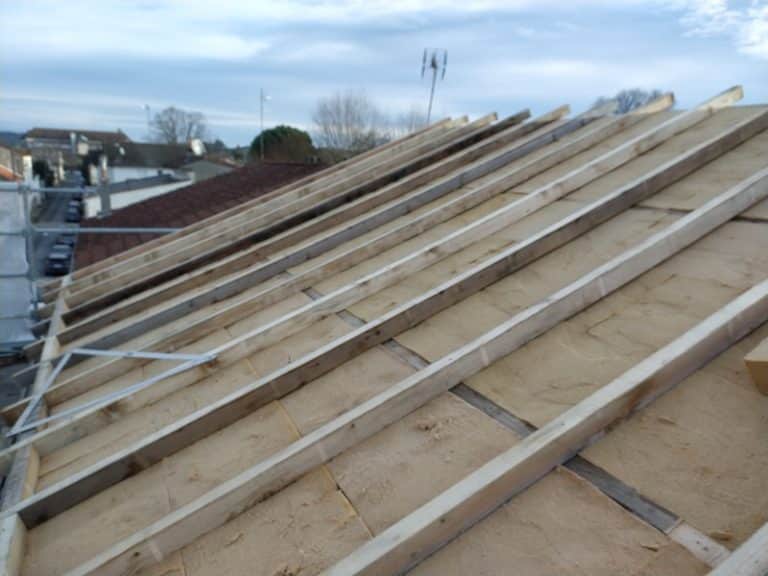 Isolation thermique de toiture par l'extérieur avec panneaux de laine de bois entre chevrons de charpente.